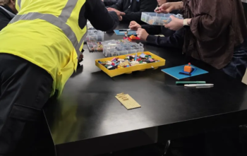 Equipo de autoestradas trabajando en un despacho